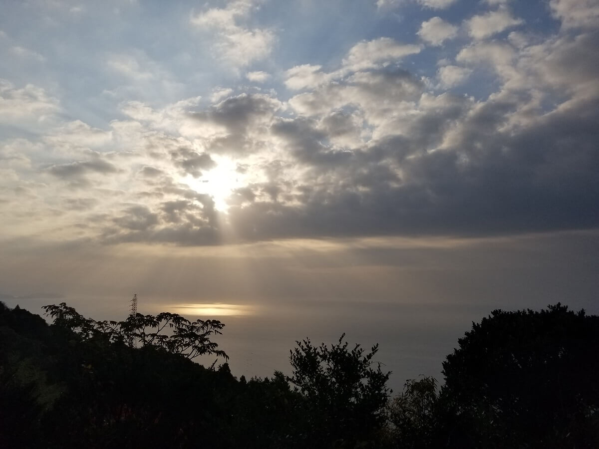 テラスから見た朝日と瀬戸内海の写真画像