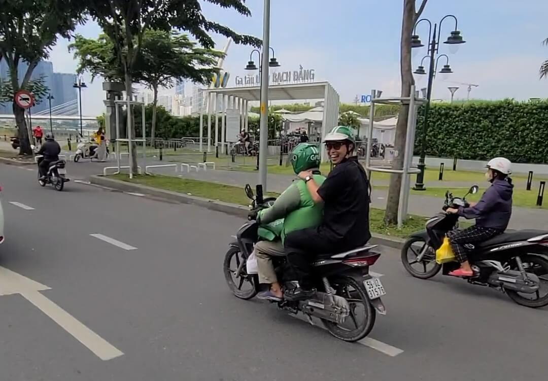 竹山がベトナムのバイクタクシー「Grab」に乗っている様子