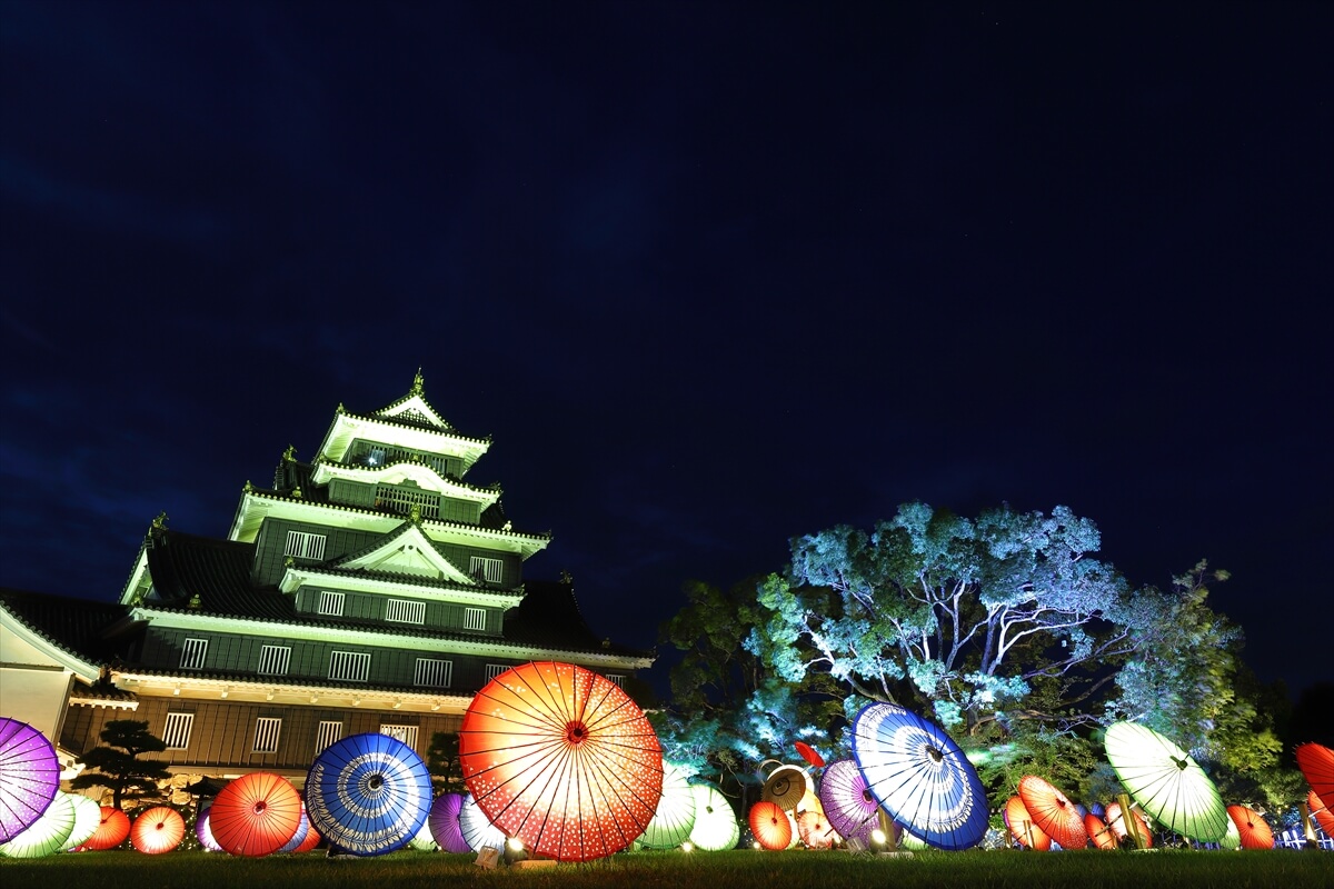 ライトアップされた岡山城の写真