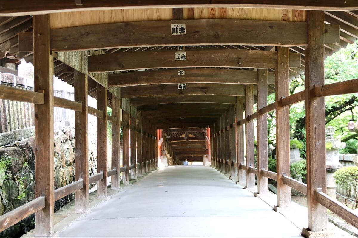 吉備津神社の参道の写真