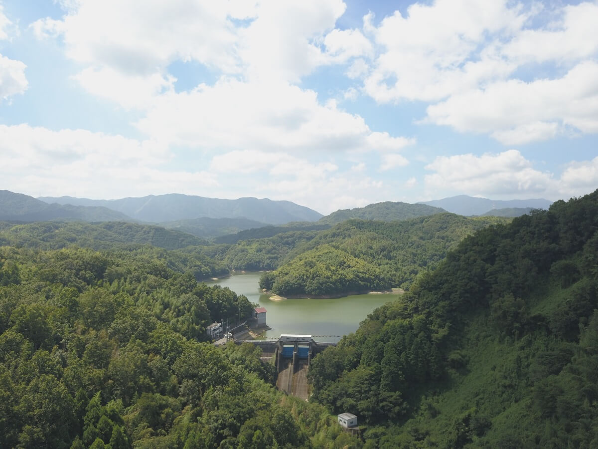 ダム建築現場の3DCG合成フォトモンタージュ用の空撮写真3
