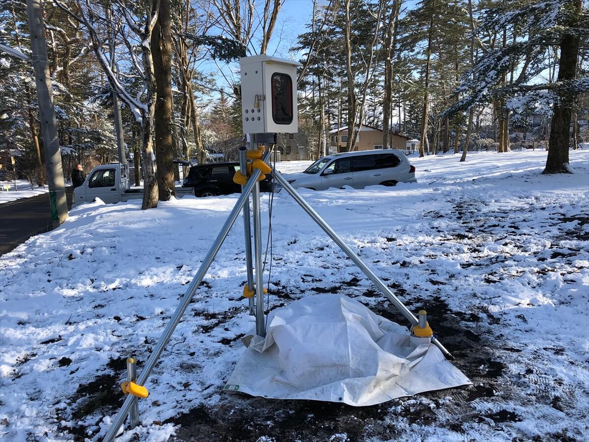 全天候型の長期タイムラプス撮影装置を用いて撮影している様子