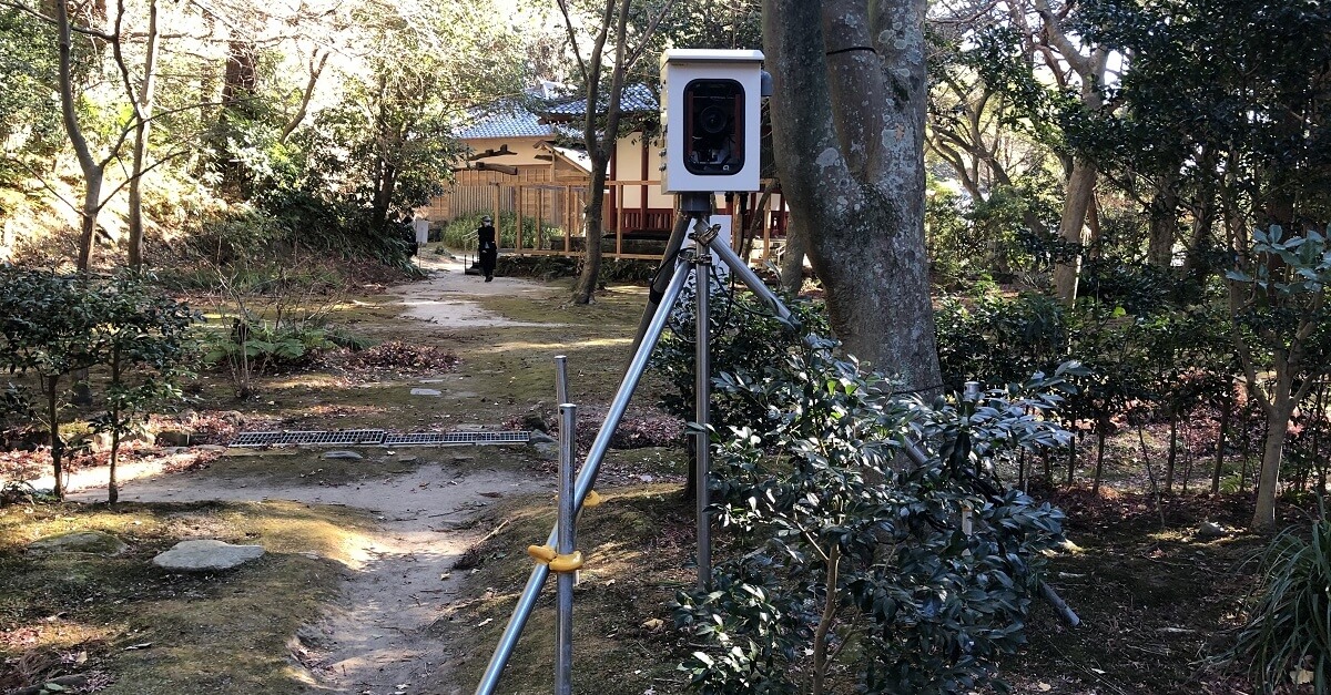 建設工事の現場に設置された防水ケースと一眼カメラ