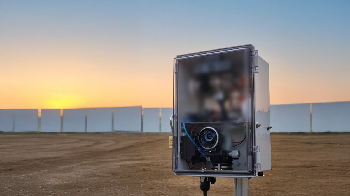 建設工事の現場に設置された3号機の写真