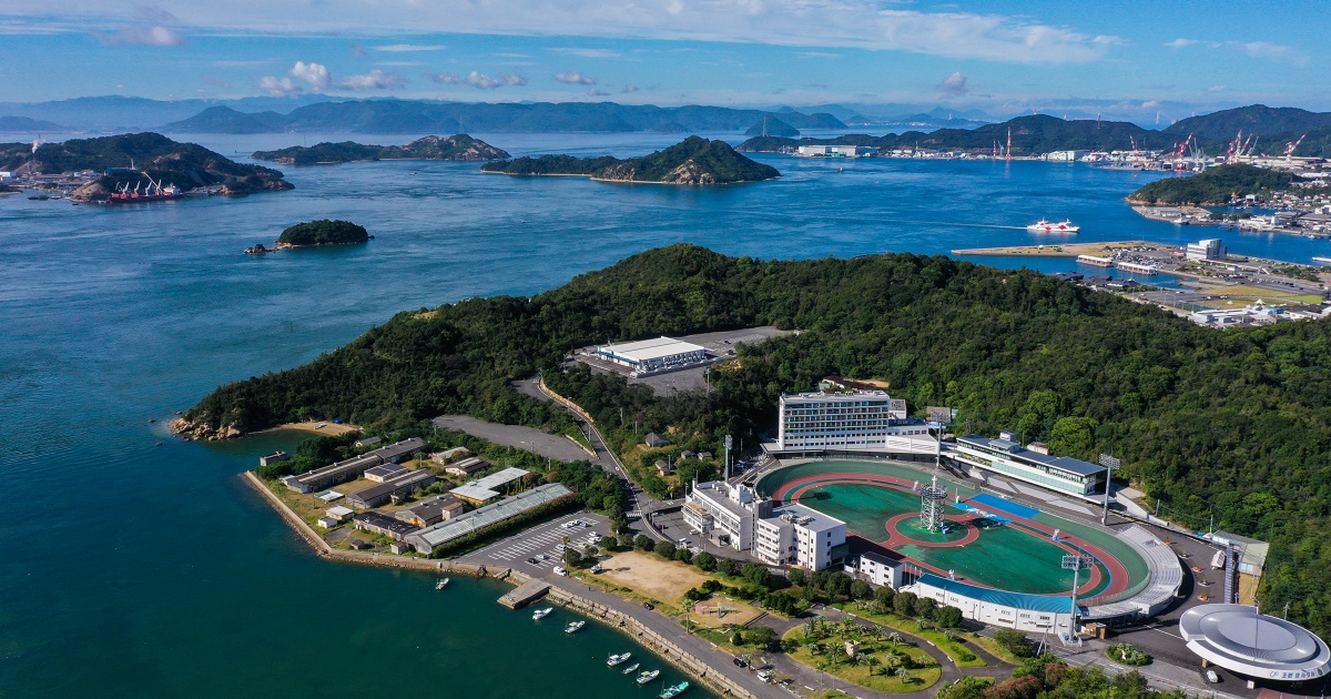 制作実績：岡山県玉野市にあるホテル「KEIRIN HOTEL 10 by 温故知新」の立地がわかる風景の空撮写真