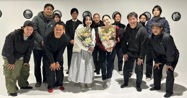 中原三法堂様のTVCM制作現場で撮影した記念写真