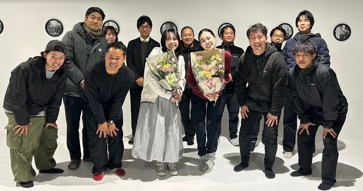 中原三法堂様のTVCM制作現場で撮影した記念写真